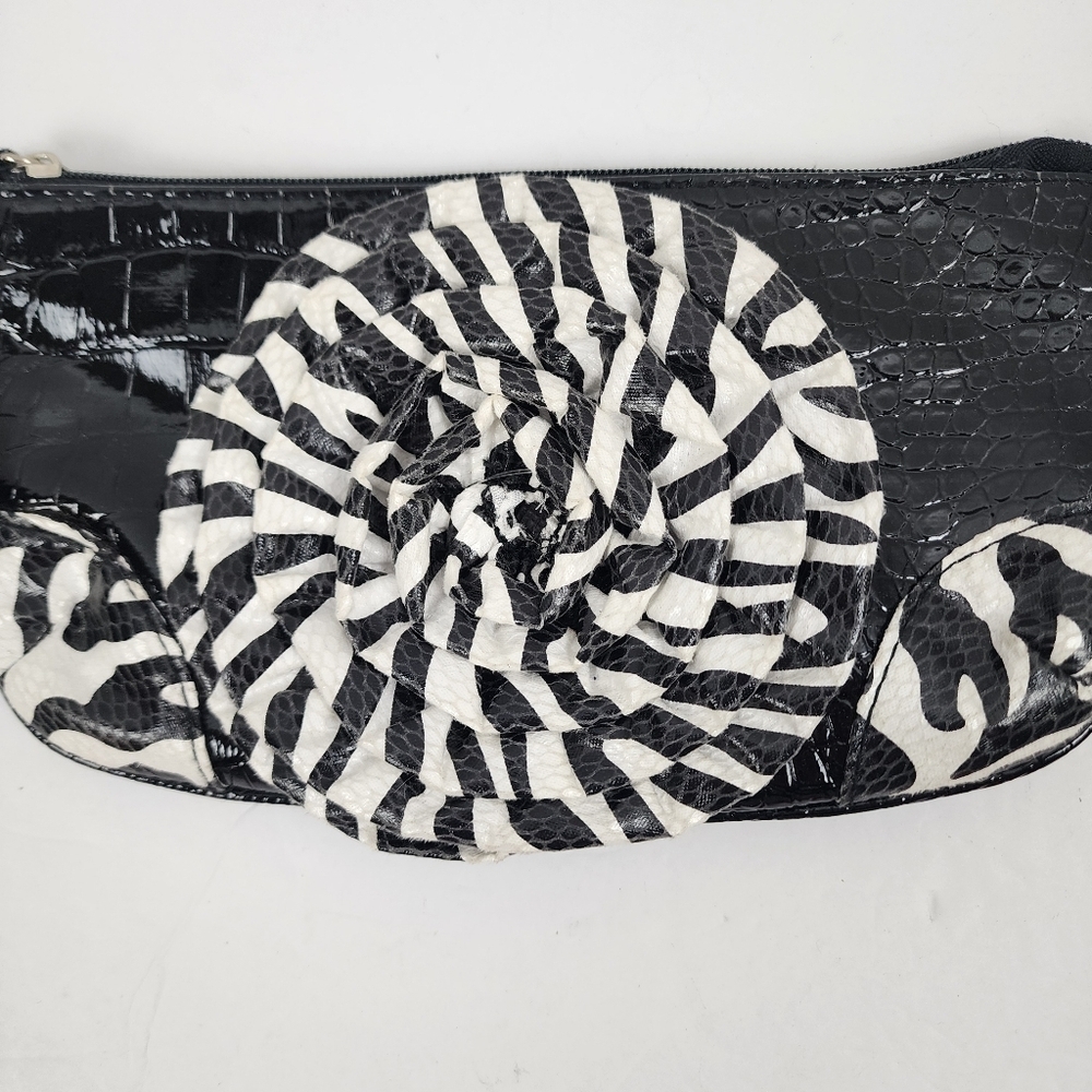 Chateau Black and White Flower In Zebra Print Wristlet With Metal Silver Ring - Picture 2 of 7
